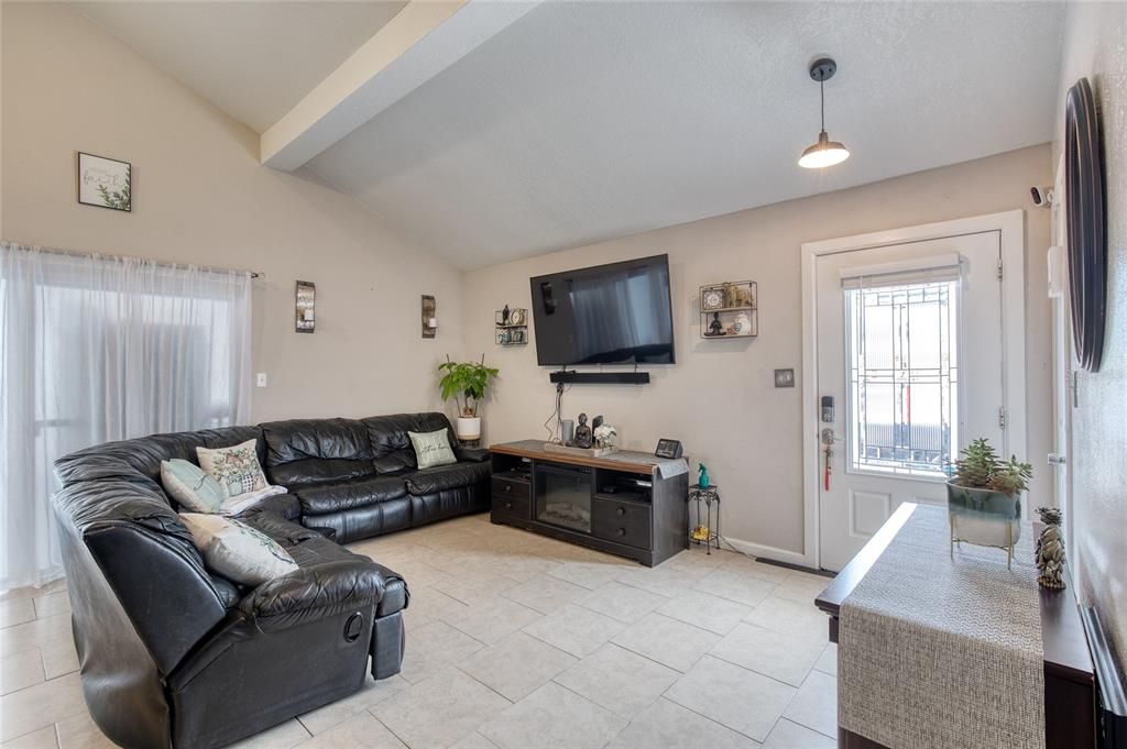 For Sale: $279,900 (3 beds, 2 baths, 1148 Square Feet)