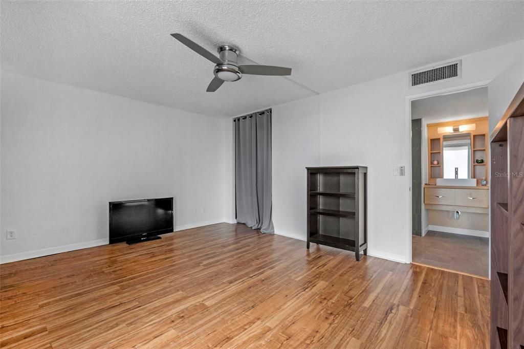 For Sale: $349,000 (2 beds, 2 baths, 1150 Square Feet)