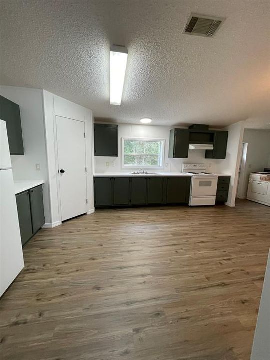 Active With Contract: $189,900 (3 beds, 2 baths, 1296 Square Feet)