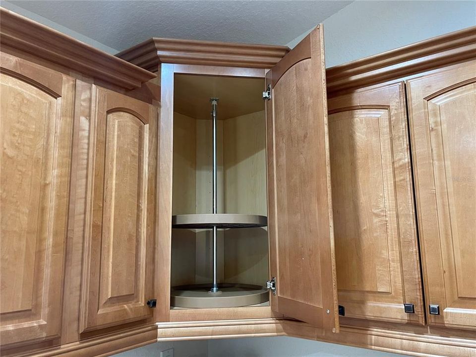 UPPER CABINET CAROUSEL