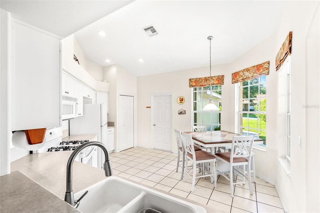Active With Contract: $327,500 (3 beds, 2 baths, 1458 Square Feet)