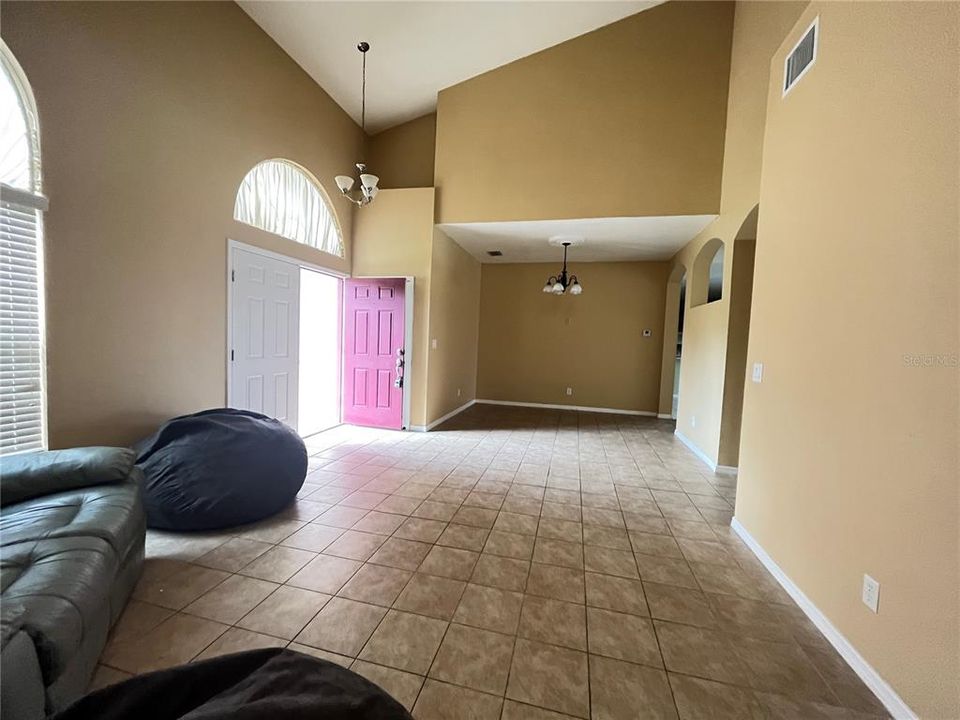 For Rent: $2,800 (5 beds, 3 baths, 3081 Square Feet)