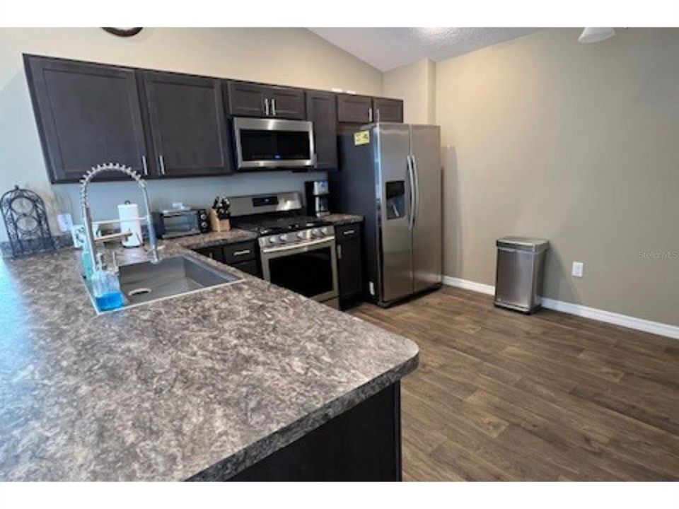 For Rent: $2,200 (2 beds, 1 baths, 1073 Square Feet)