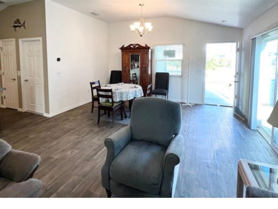 For Rent: $2,200 (2 beds, 1 baths, 1073 Square Feet)
