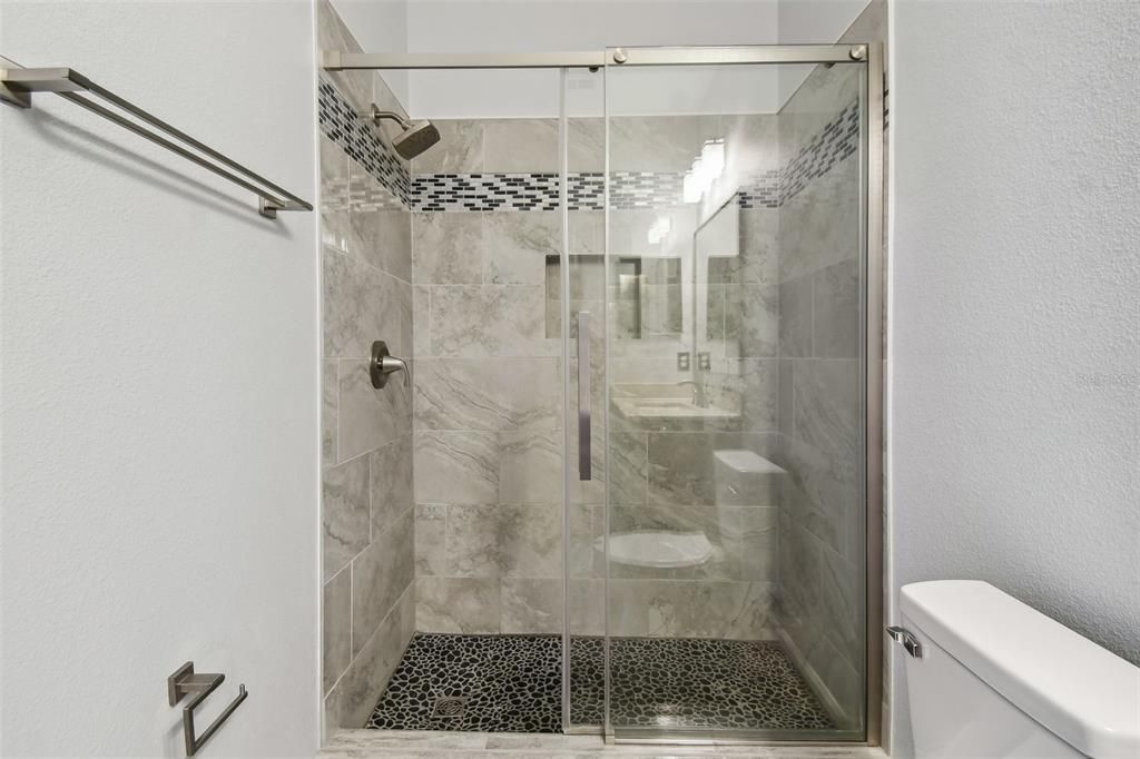 合同活跃: $469,900 (4 贝兹, 3 浴室, 2067 平方英尺)