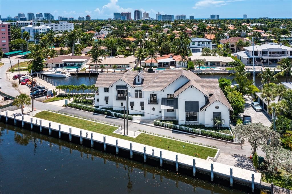 Two full-service docks on the west and east sides, boasting an impressive 376 feet of water frontage, catering to boaters and watersport enthusiasts alike.