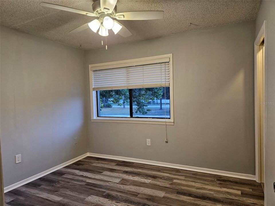 Active With Contract: $189,900 (2 beds, 1 baths, 999 Square Feet)