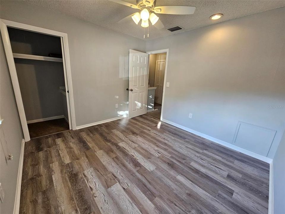 Active With Contract: $189,900 (2 beds, 1 baths, 999 Square Feet)