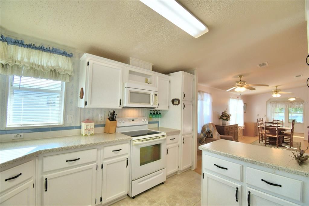 For Sale: $245,000 (2 beds, 2 baths, 1128 Square Feet)