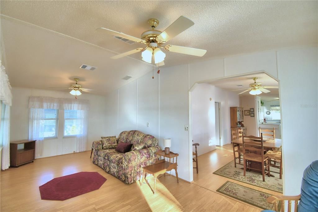 For Sale: $245,000 (2 beds, 2 baths, 1128 Square Feet)