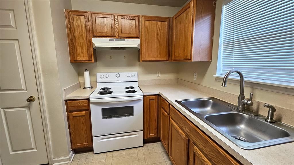 Active With Contract: $1,700 (3 beds, 1 baths, 1057 Square Feet)