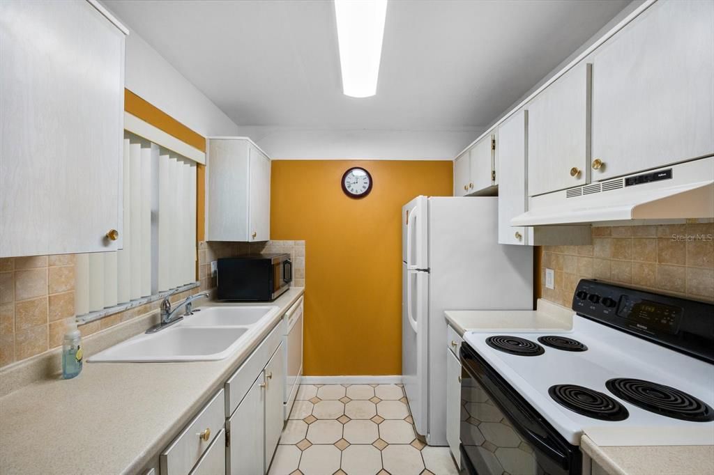 For Sale: $127,900 (1 beds, 1 baths, 640 Square Feet)