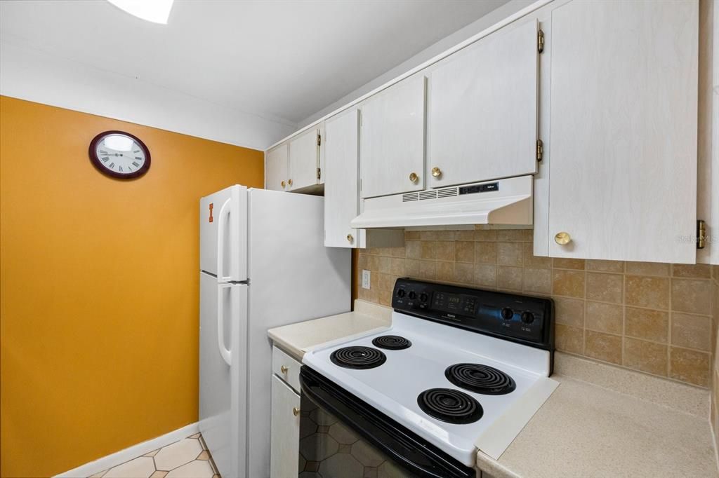 For Sale: $127,900 (1 beds, 1 baths, 640 Square Feet)