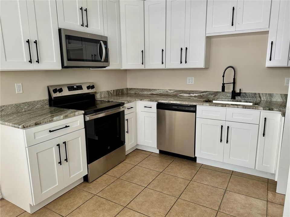 For Sale: $229,900 (2 beds, 1 baths, 825 Square Feet)