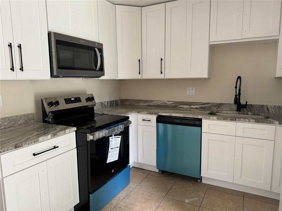 For Sale: $229,900 (2 beds, 1 baths, 825 Square Feet)