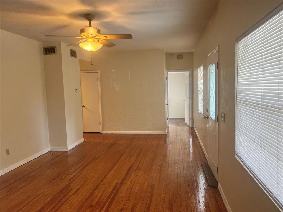 For Rent: $1,400 (2 beds, 1 baths, 1200 Square Feet)