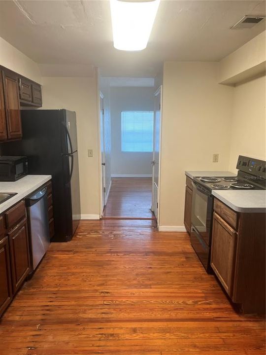 For Rent: $1,400 (2 beds, 1 baths, 1200 Square Feet)