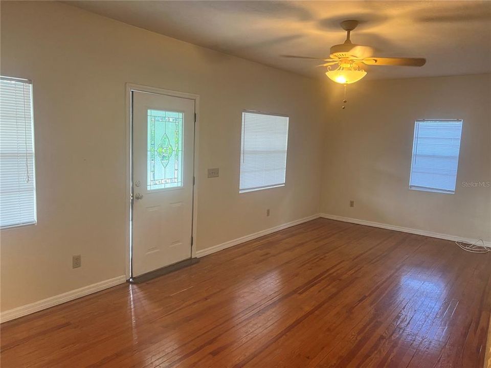 For Rent: $1,400 (2 beds, 1 baths, 1200 Square Feet)