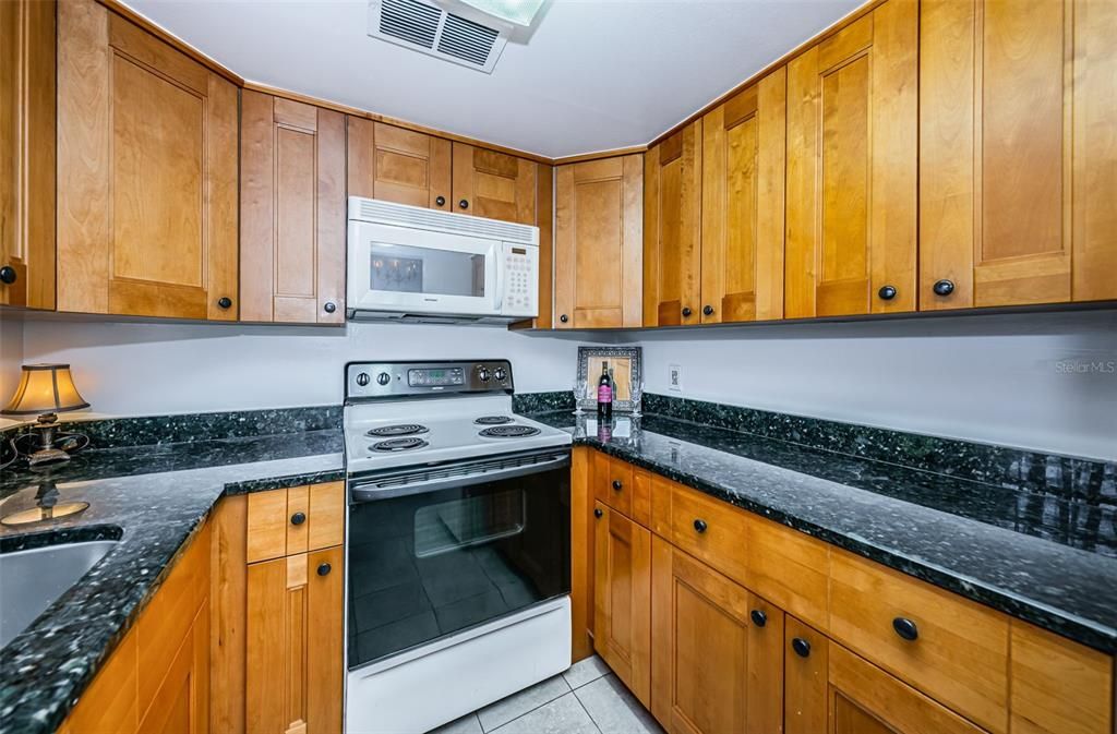 For Sale: $79,900 (1 beds, 1 baths, 816 Square Feet)