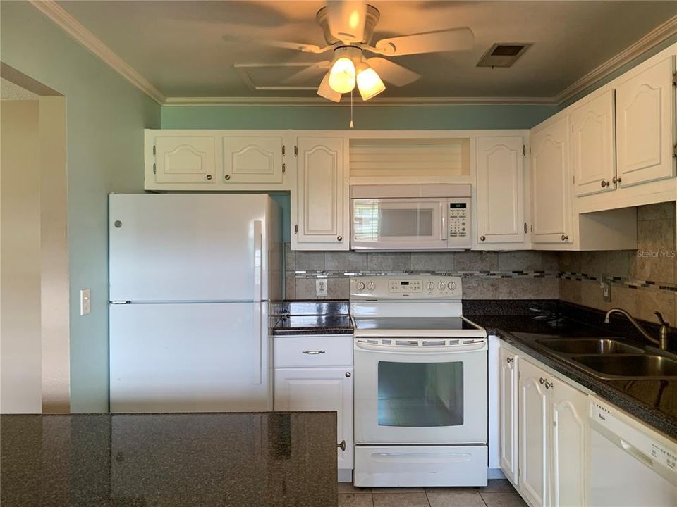 For Sale: $124,750 (1 beds, 1 baths, 779 Square Feet)