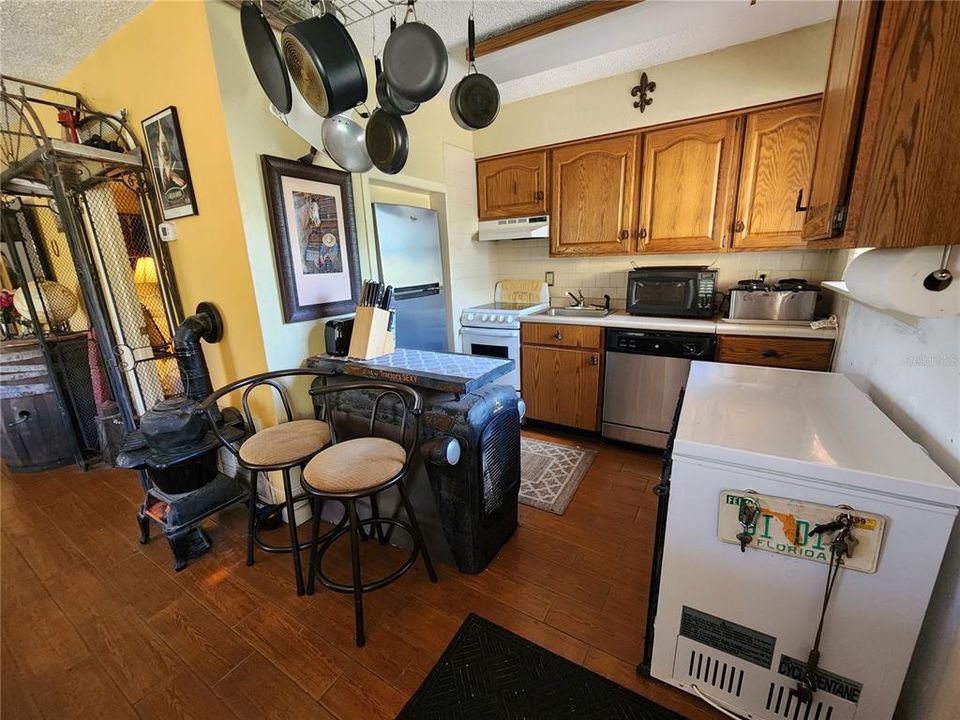 For Sale: $220,000 (1 beds, 1 baths, 585 Square Feet)