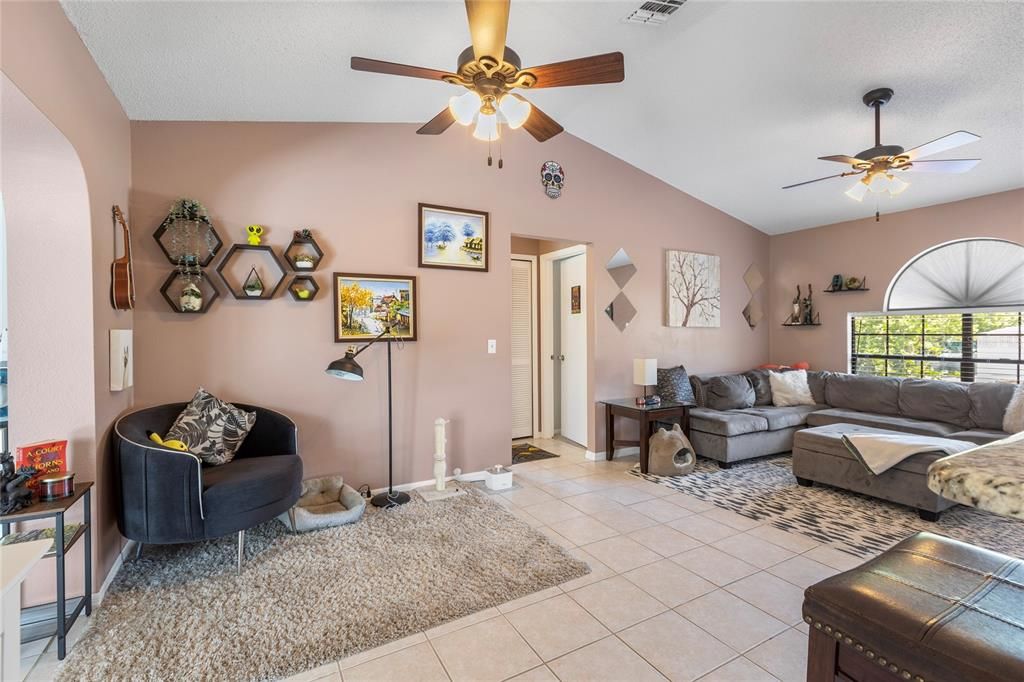 Active With Contract: $359,900 (3 beds, 2 baths, 1424 Square Feet)
