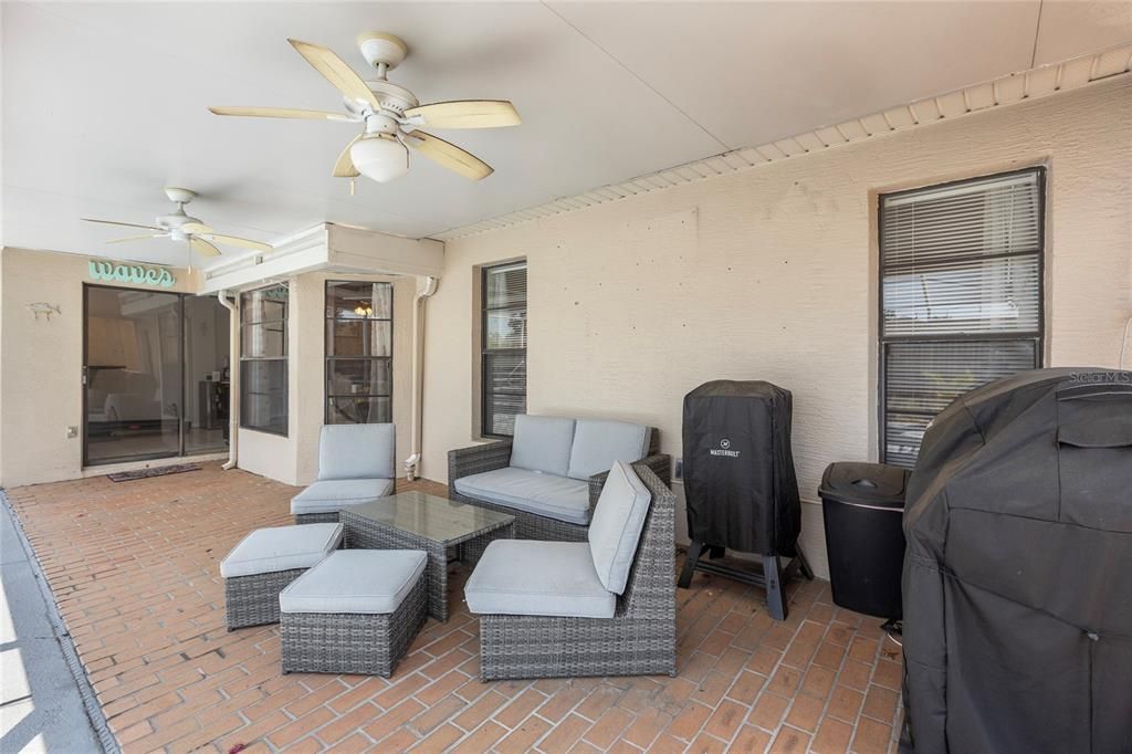 Active With Contract: $359,900 (3 beds, 2 baths, 1424 Square Feet)