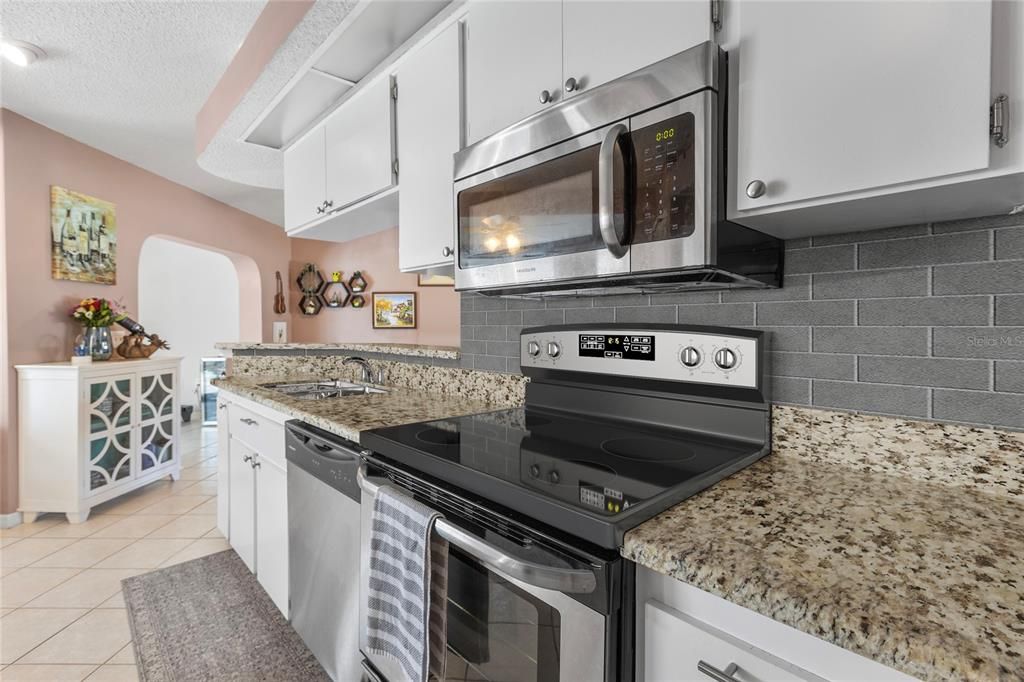 Active With Contract: $359,900 (3 beds, 2 baths, 1424 Square Feet)