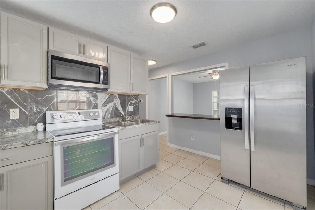 Active With Contract: $225,000 (2 beds, 1 baths, 624 Square Feet)