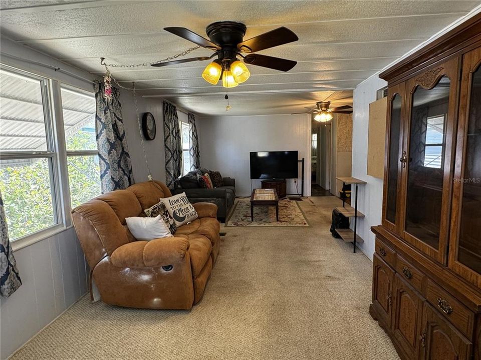 For Sale: $175,000 (2 beds, 1 baths, 810 Square Feet)