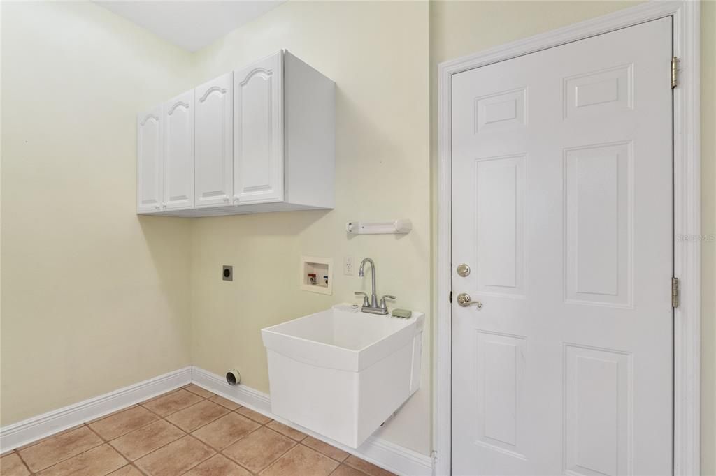 Interior utility room with washer and dryer hookups