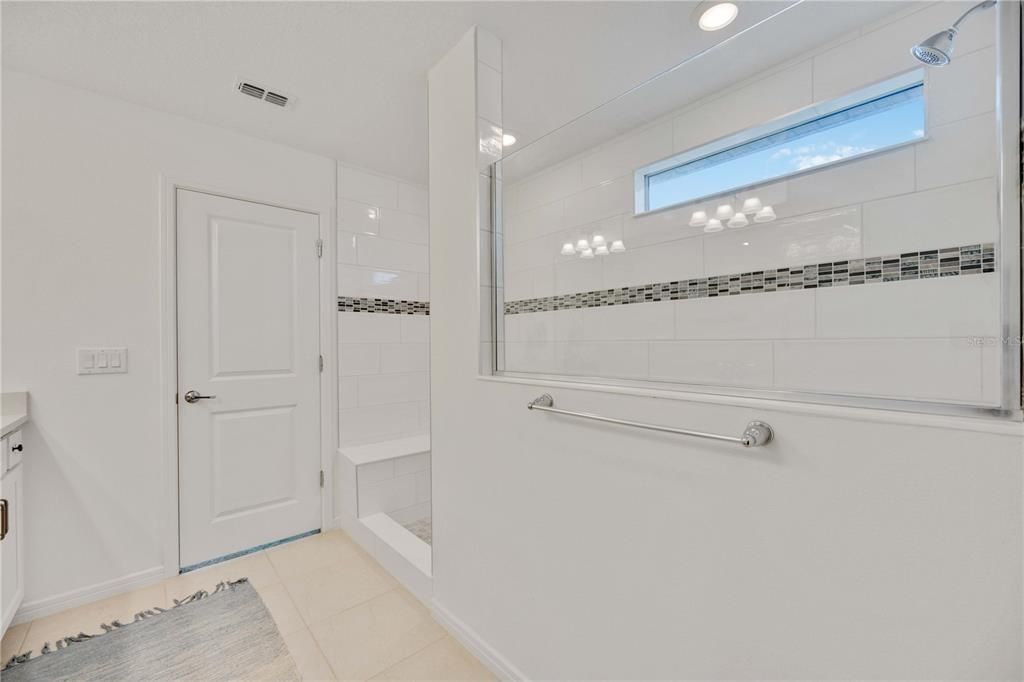 Large shower with window and bench seat