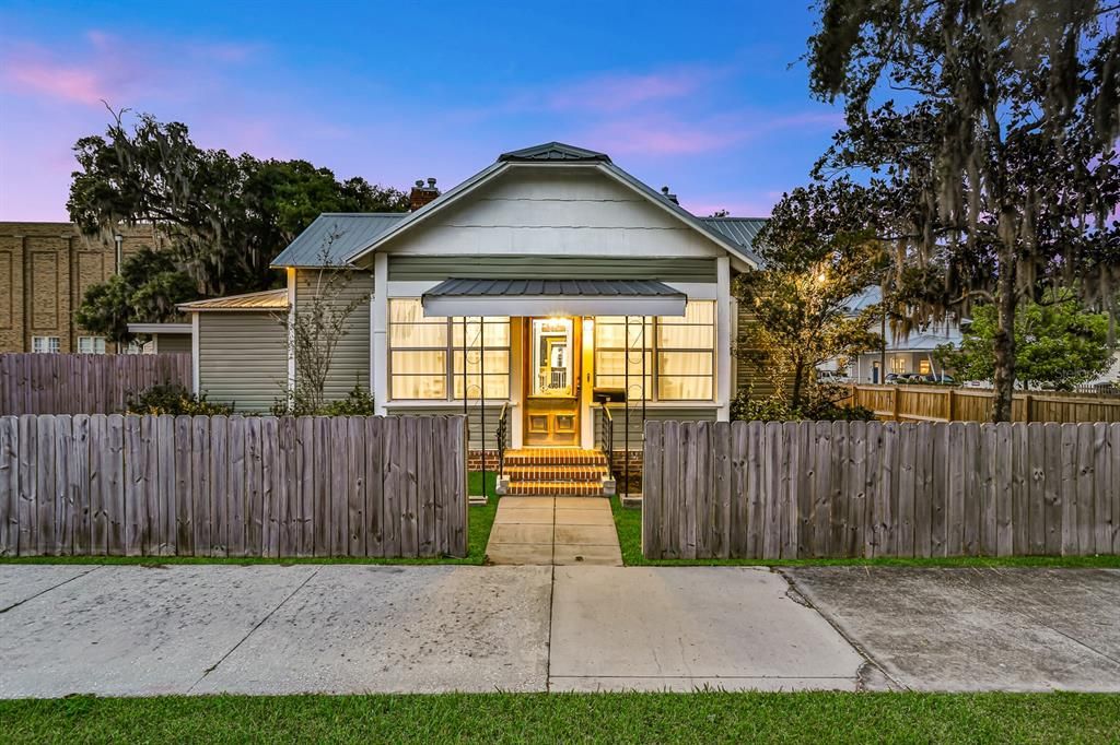 Active With Contract: $400,000 (3 beds, 2 baths, 2527 Square Feet)