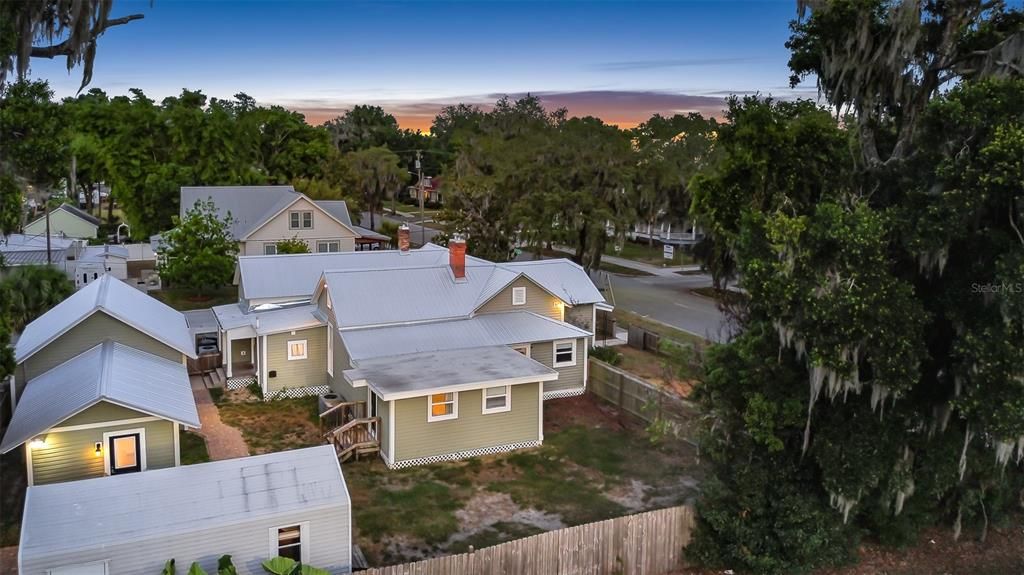 Active With Contract: $400,000 (3 beds, 2 baths, 2527 Square Feet)