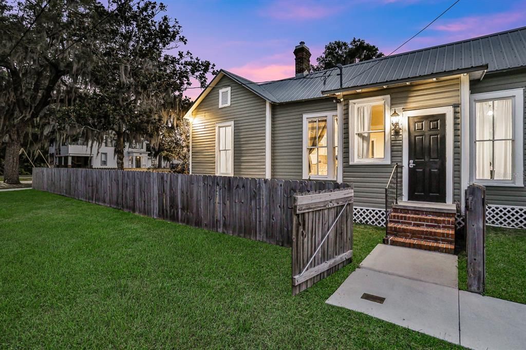 Active With Contract: $400,000 (3 beds, 2 baths, 2527 Square Feet)