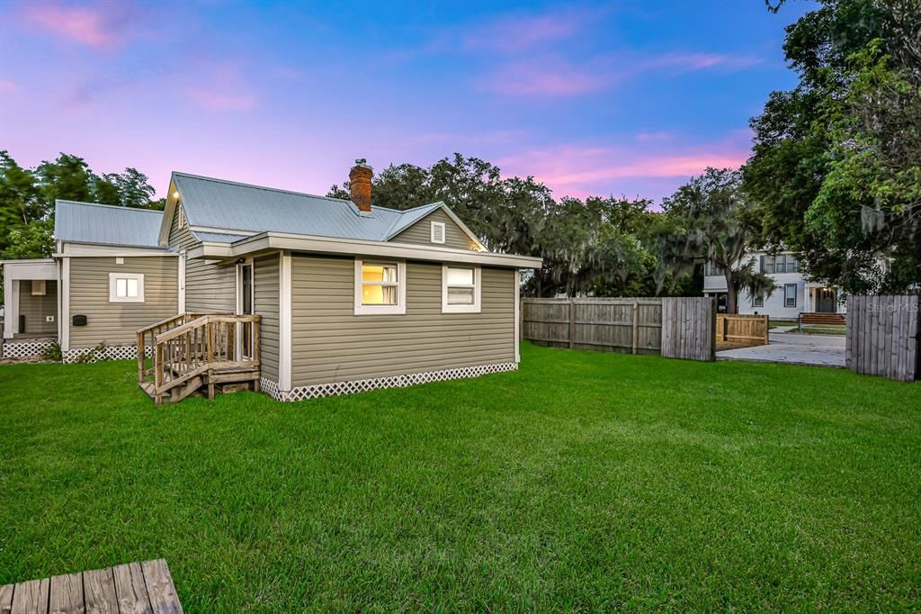 Active With Contract: $400,000 (3 beds, 2 baths, 2527 Square Feet)