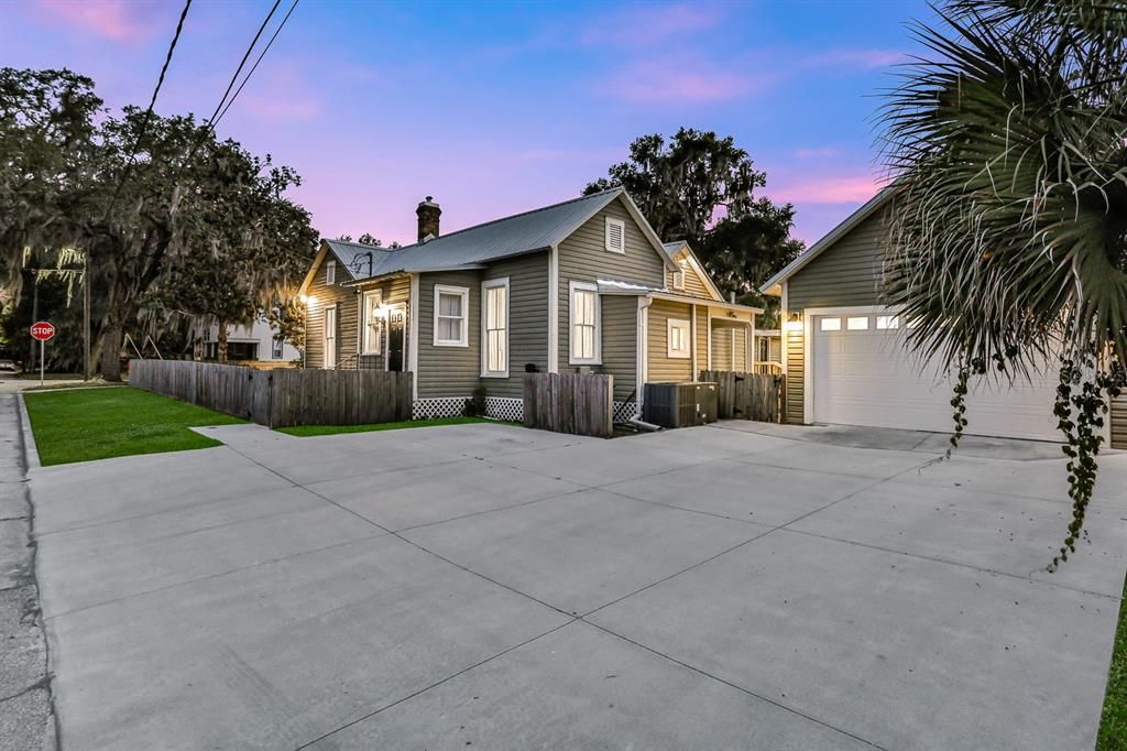 Active With Contract: $400,000 (3 beds, 2 baths, 2527 Square Feet)