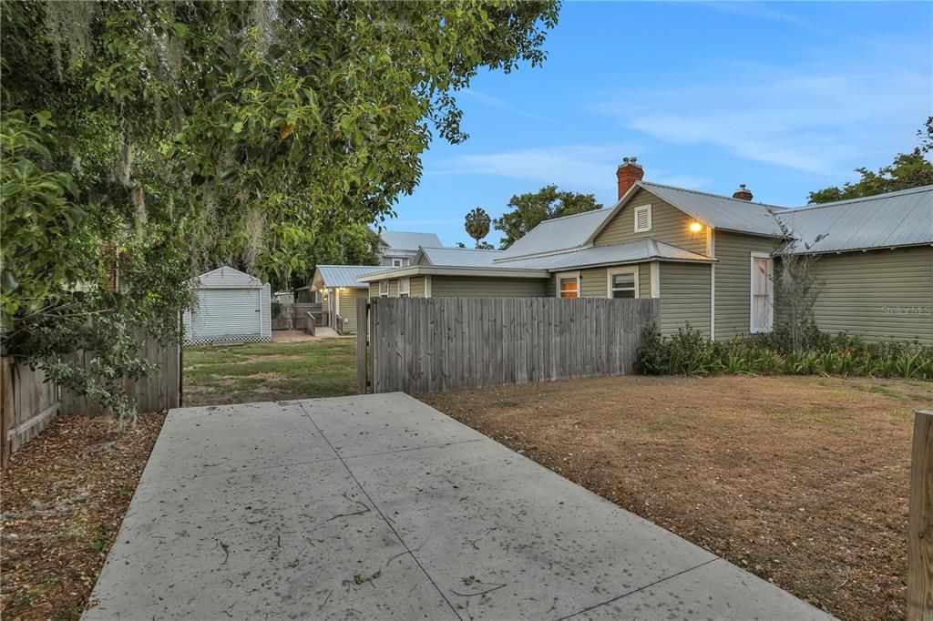 Active With Contract: $400,000 (3 beds, 2 baths, 2527 Square Feet)