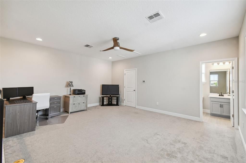 Upstairs, you'll find a large bonus room 18'6 x 15'4 with a full bathroom and walk-in closet, perfect for a 5th bedroom or a versatile living space.