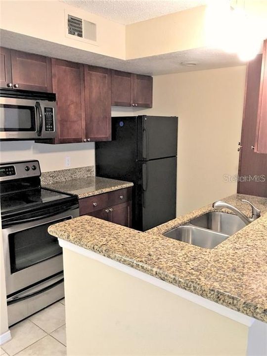 For Rent: $1,400 (1 beds, 1 baths, 711 Square Feet)