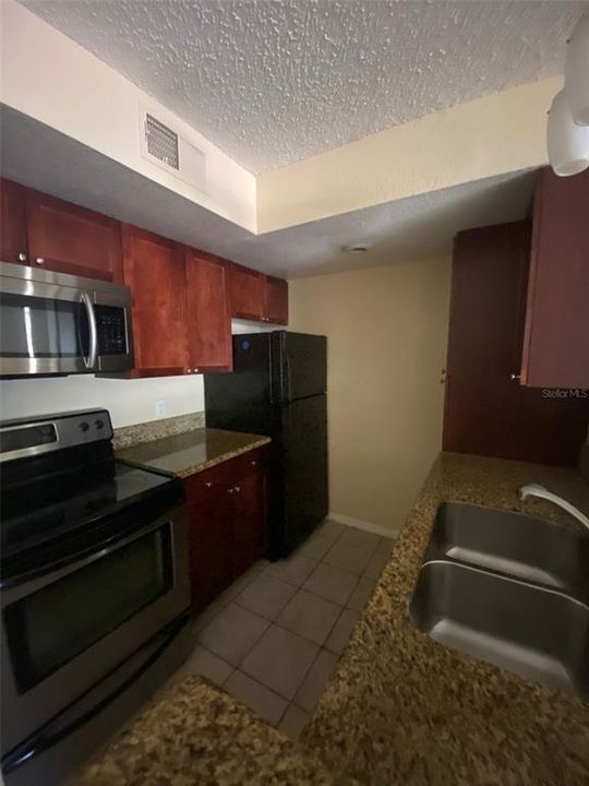For Rent: $1,400 (1 beds, 1 baths, 711 Square Feet)