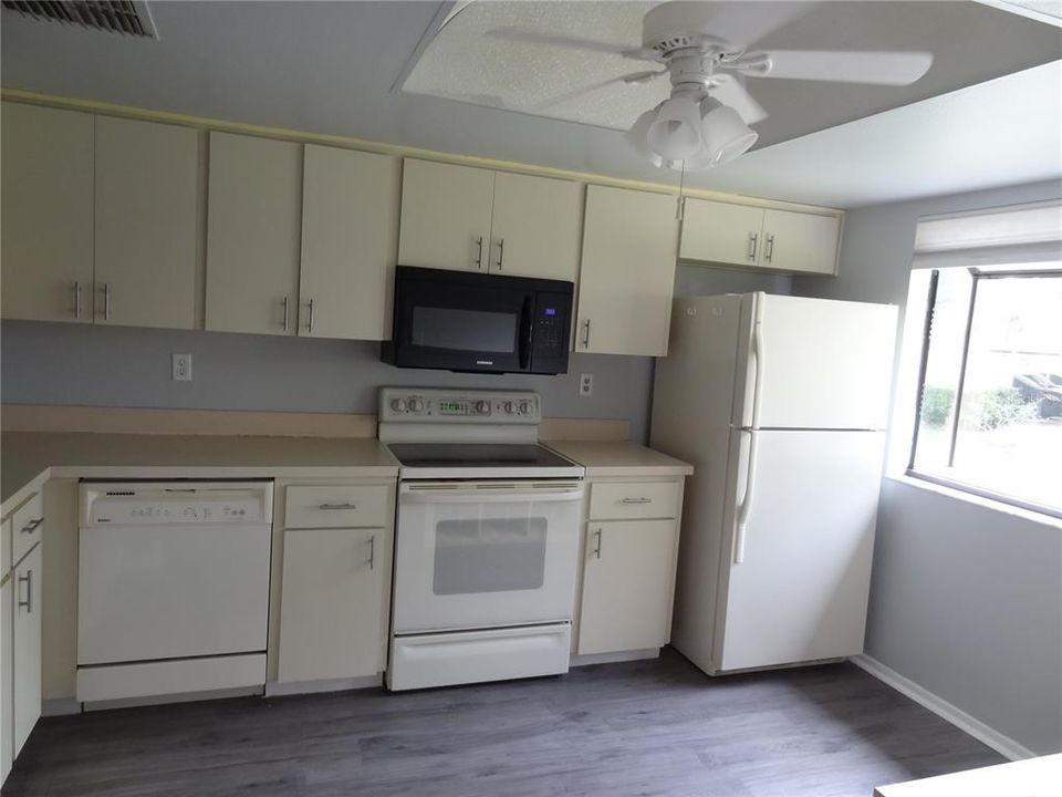 For Sale: $169,900 (2 beds, 2 baths, 1386 Square Feet)