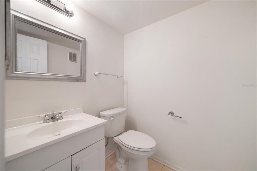 Active With Contract: $164,900 (2 beds, 1 baths, 880 Square Feet)