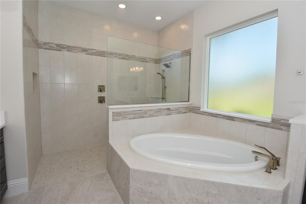 Недавно арендовано: $6,000 (4 спален, 3 ванн, 4853 Квадратных фут)