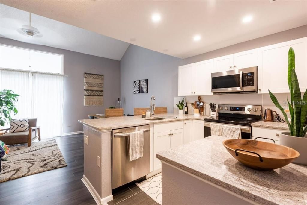 Active With Contract: $2,950 (2 beds, 2 baths, 1211 Square Feet)