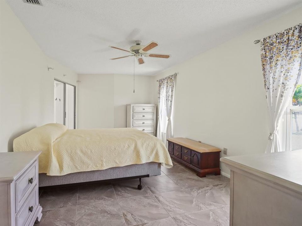 For Sale: $260,000 (2 beds, 2 baths, 1121 Square Feet)