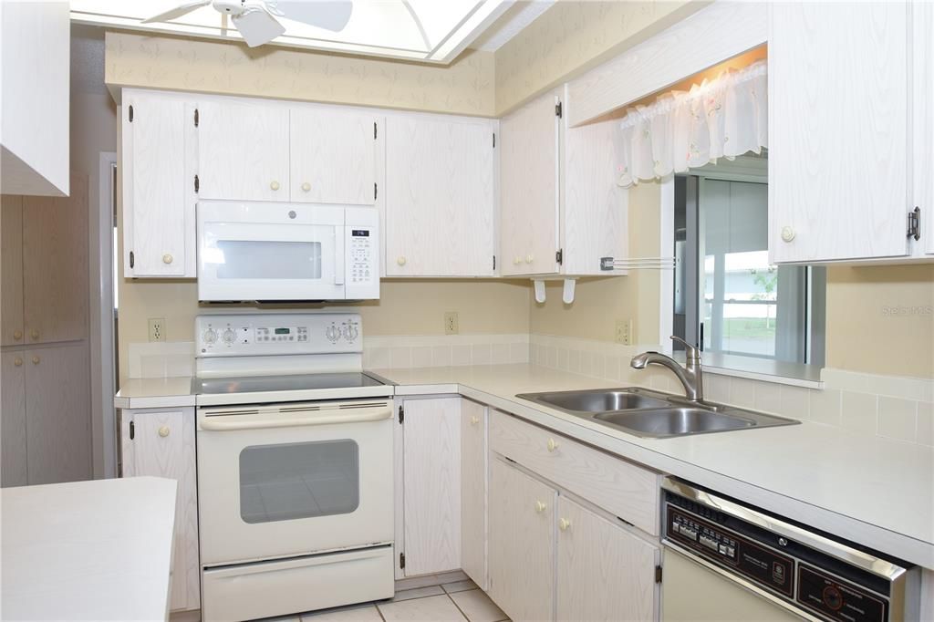 For Sale: $260,000 (2 beds, 2 baths, 1121 Square Feet)