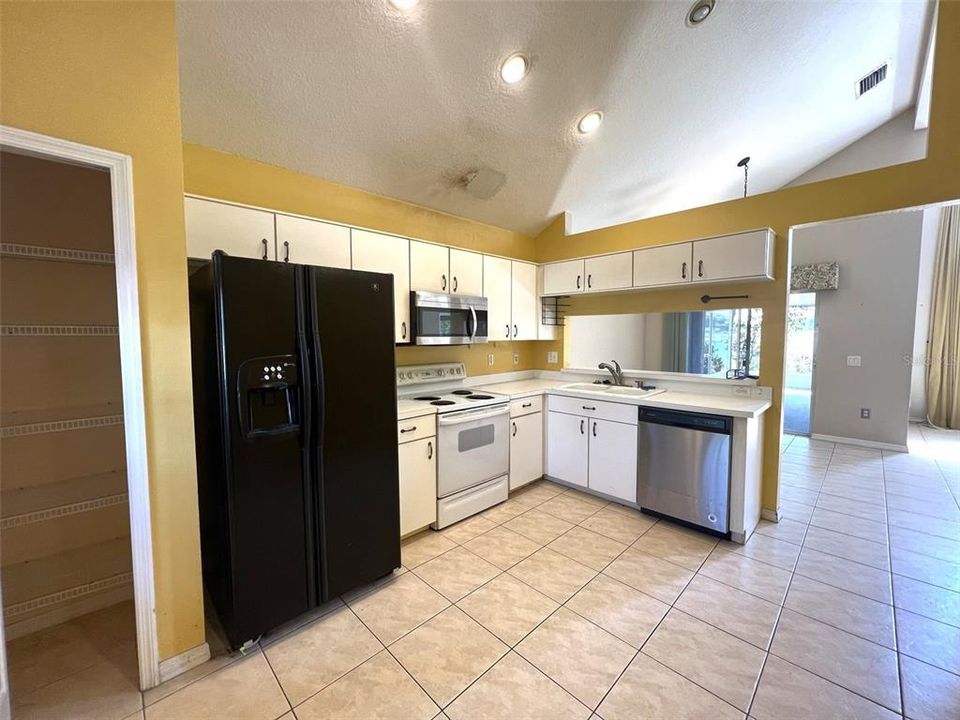 For Rent: $2,400 (3 beds, 2 baths, 1778 Square Feet)