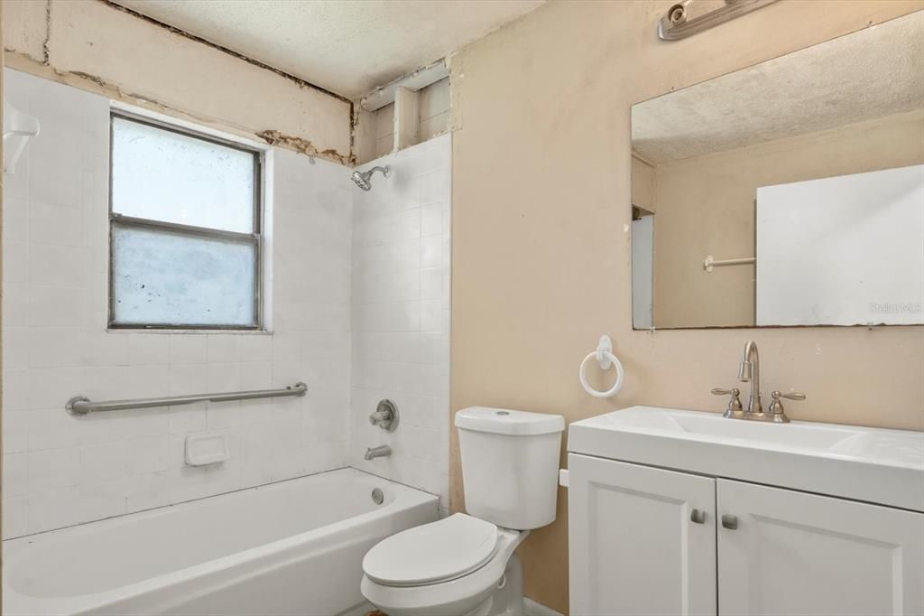 Active With Contract: $99,900 (2 beds, 1 baths, 1249 Square Feet)