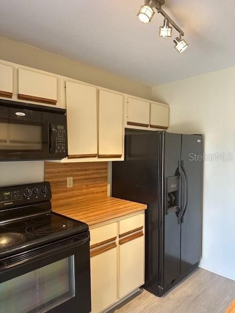 Recently Rented: $1,900 (2 beds, 2 baths, 1285 Square Feet)